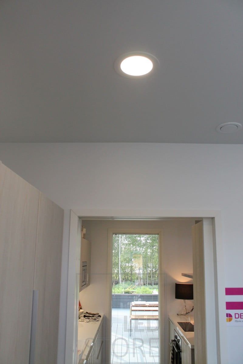 Simplified, dimmable and colour-temperature adjustable LED ceiling light suitable for use in any room in the home